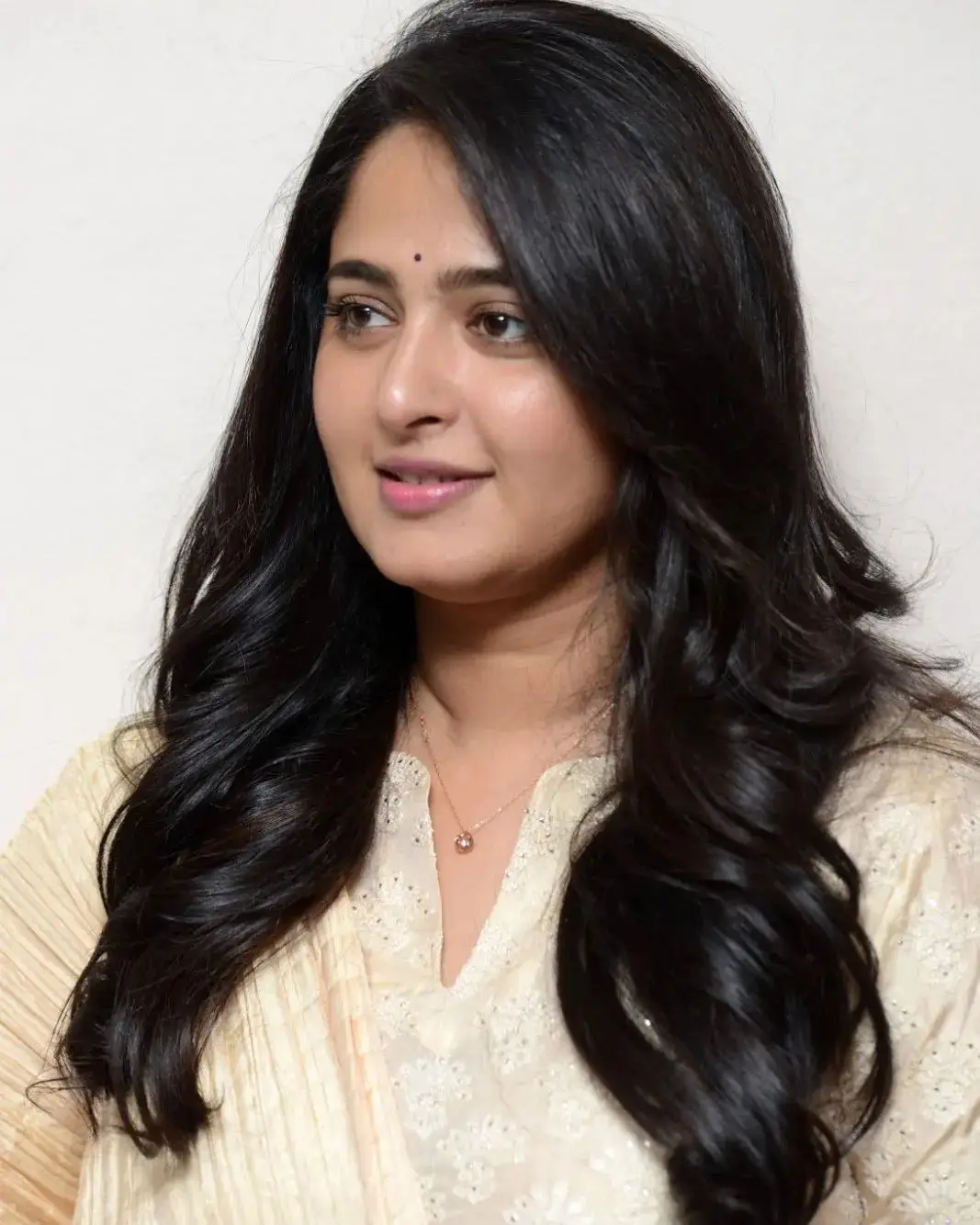 Anushka Shetty Long Hair Smiling Face Closeup Wallpapers